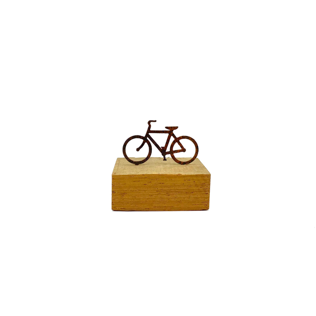 Bicicleta sobre madera