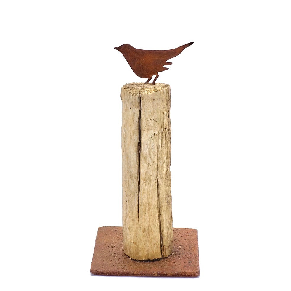 Pájaro sobre madera